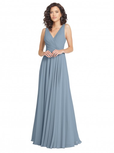 Costas em V Azul Empoeirado Linha A Decote V Comprimento Chão Vestidos de Festa / Vestidos de Madrinha Acessíveis
