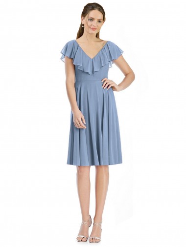 Costas em V Azul Empoeirado Linha A Decote V Comprimento Joelho Vestidos de Madrinha Acessíveis