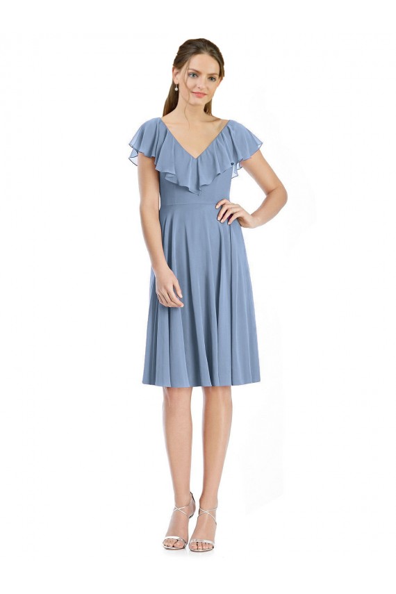 Costas em V Azul Empoeirado Linha A Decote V Comprimento Joelho Vestidos de Madrinha Acessíveis