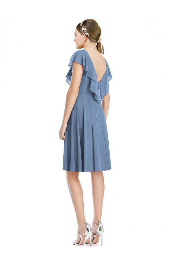 Costas em V Azul Empoeirado Linha A Decote V Comprimento Joelho Vestidos de Madrinha Acessíveis