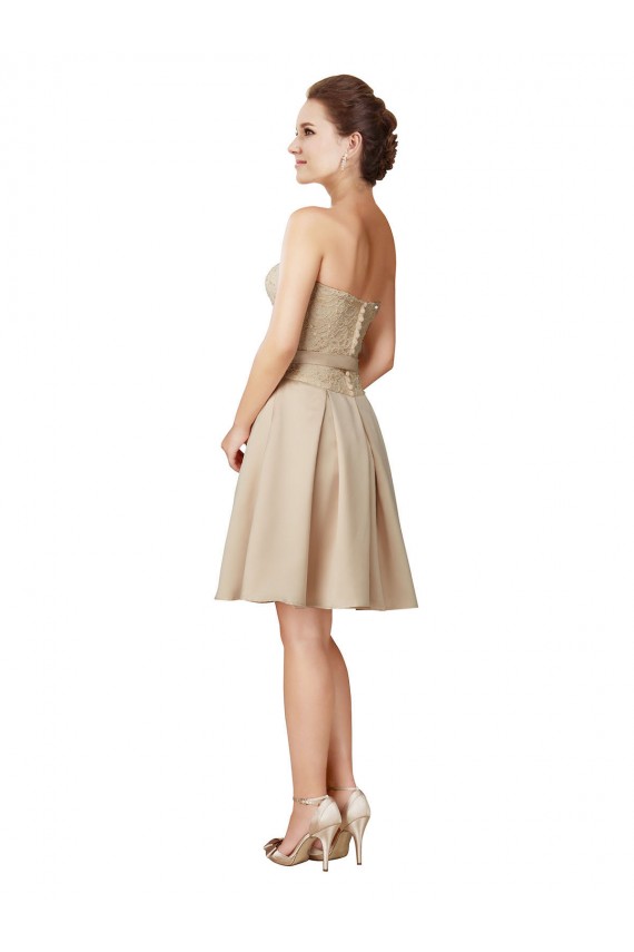 Champanhe Linha A Amor Comprimento Joelho Vestidos de Madrinha Acessíveis