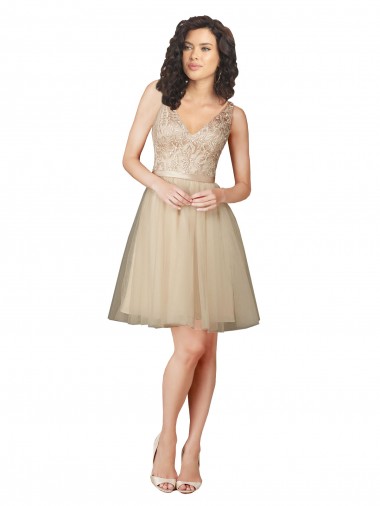 Costas em V Champanhe Linha A Decote V Comprimento Joelho Vestidos de Madrinha Acessíveis