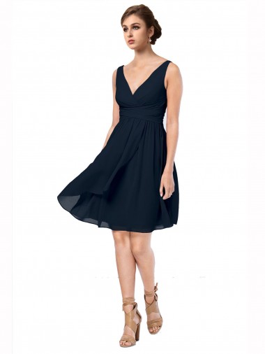 Marinha Negra Linha A Decote V Comprimento Joelho Vestidos de Madrinha / Vestidos de Cocktail / Vestidos de Homecoming Acessíveis